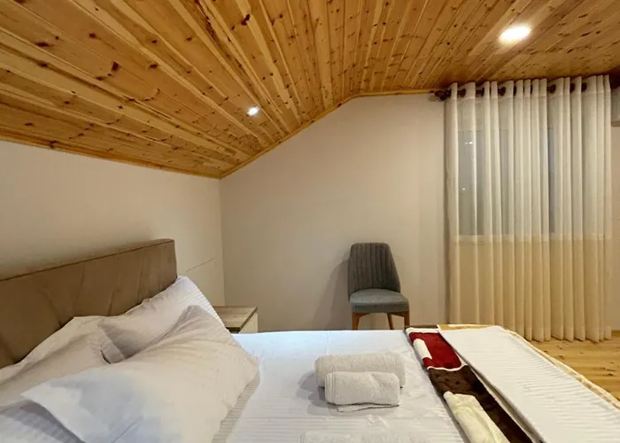 2bedroom Apartment,free Parking 06 *